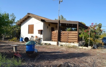 CV1561, For sale house in agricultural land in Tersefanou.