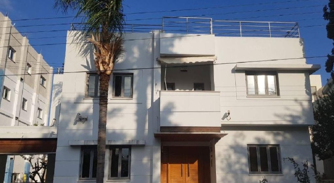 LARGE HOUSE FOR SALE IN LARNACA WITH PRIVATE SWIMMING POOL