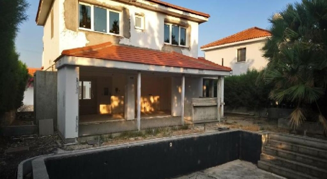 FOR SALE 2 BEDS HOUSE WITH SWIMMING POOL