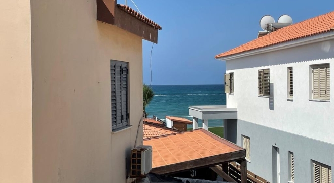 2 bed detached beach house for rent in Pervolia.