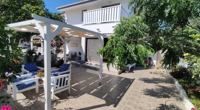 Modern 2 bed beach house for rent in Pervolia village.