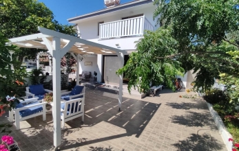 CV2154, Modern 2 bed beach house for rent in Pervolia village.