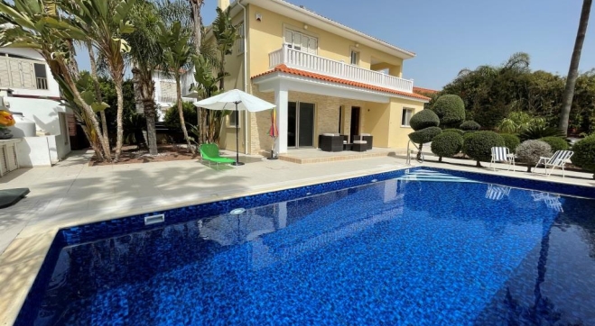 An amazing 4 bed villa with pool for rent walking distance to the beach in Pervolia.