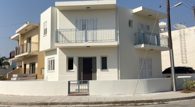 Three bed unfurnished house for rent in Pervolia