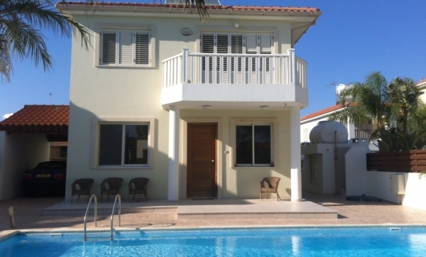 Three bed villa with pool in Pervolia Larnaca