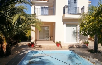 CV953, 3 Bed house for rent in Pervolia close to the beach with POOL!