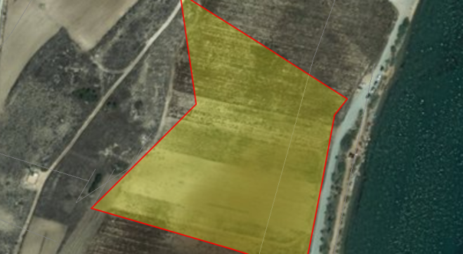 Land for sale on the beach in Pervolia