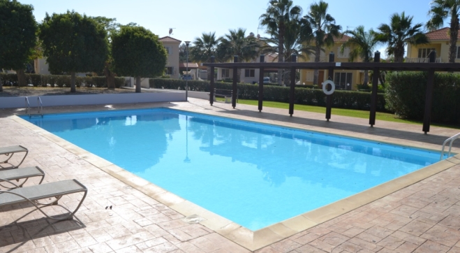Three bedroom detached house for sale with a common pool close to the beach