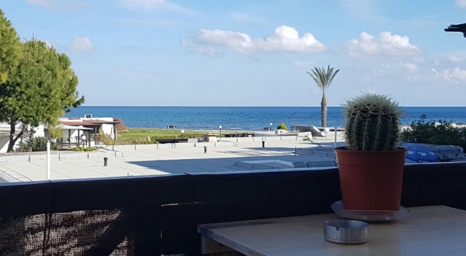 Flat for sale in Pervolia close to the beach.