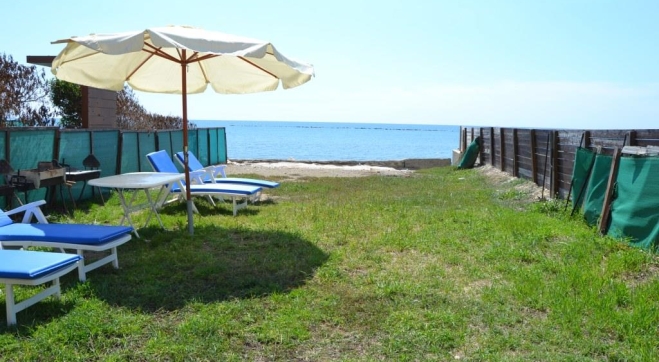 Beach house for sale in Pervolia.