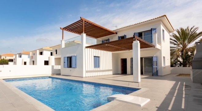 House for sale close to the beach in Pervolia.