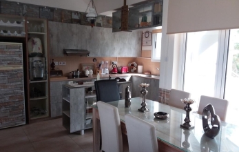 CV1457, 2 Bed floor flat is for rent in Airport area.