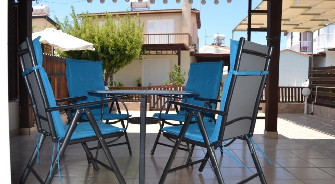 2 bed house for sale close to the beach in Pervolia.