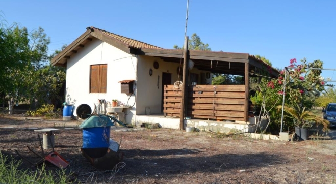 For sale house in agricultural land in Tersefanou.