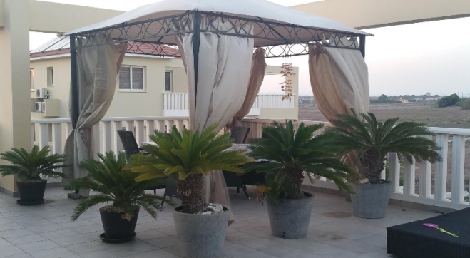 2 bed penthouse & 1 bed studio is for sale in Pervolia close to the beach.