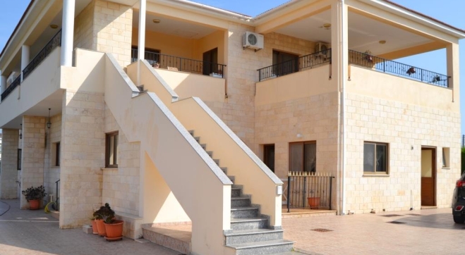 Huge house for sale in Pervolia.