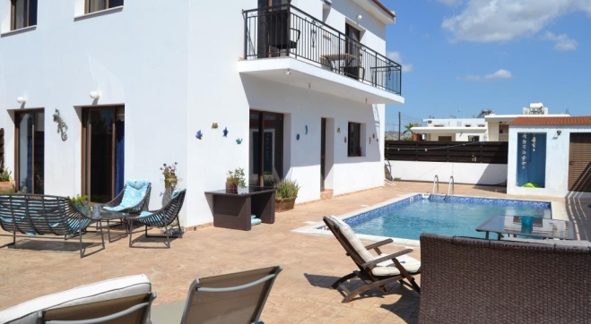4 bedrooms villa for sale in Kiti.