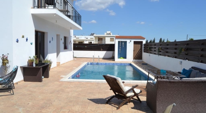 4 bedrooms villa for rent in Kiti.