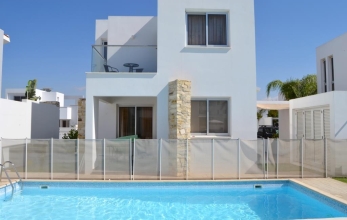 CV1784, Detached 2 bed house for rent in Pervolia coastal area.
