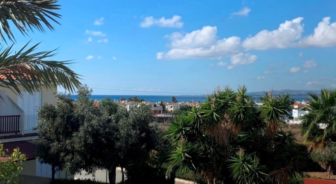 House for sale in Pervolia walking distance to the beach.