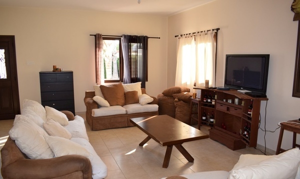 Three bedroom house for rent in Kiti