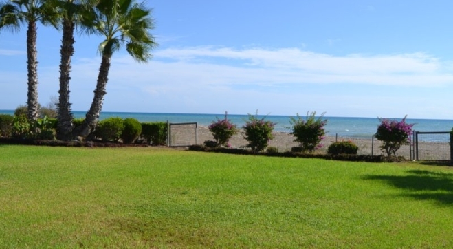 Four bed ground floor apartment for rent on the beach