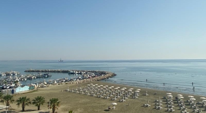 One bed sea front apartment for rent in Makenzie