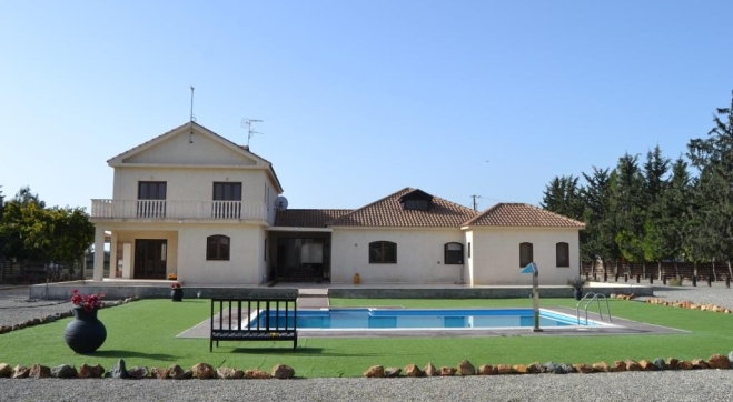 6 bedroom luxury villa with pool in a huge land for sale in Kiti.