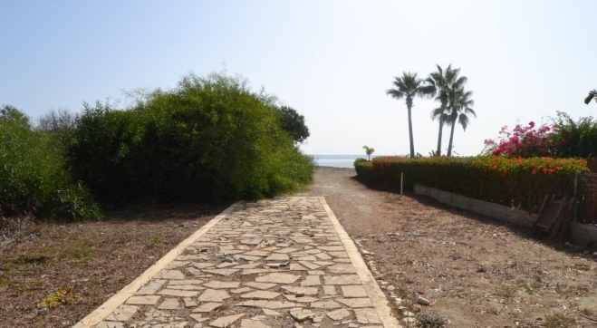 2 bed ground floor apartment with sea view for rent in Meneou. 