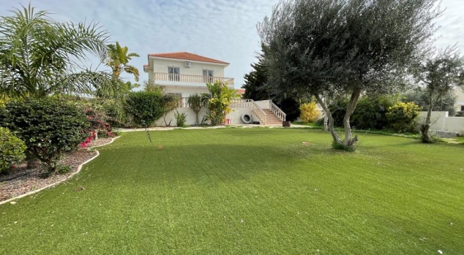 4 bed luxury villa with private pool for rent in Mazotos. 