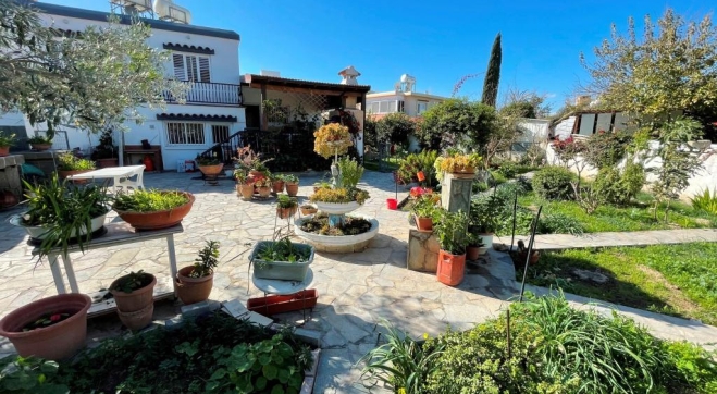 Large 4 bed bungalow for sale in Dromolaxia.