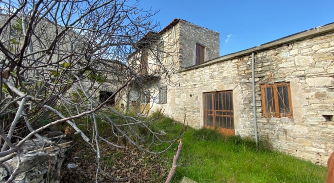 Traditional house for sale in Vavla.