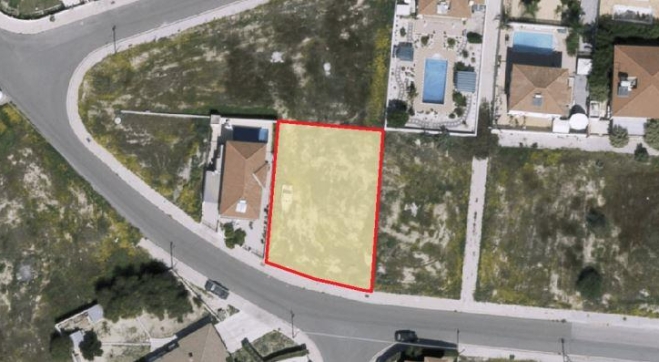Large residential plot for sale in Oroklini. 
