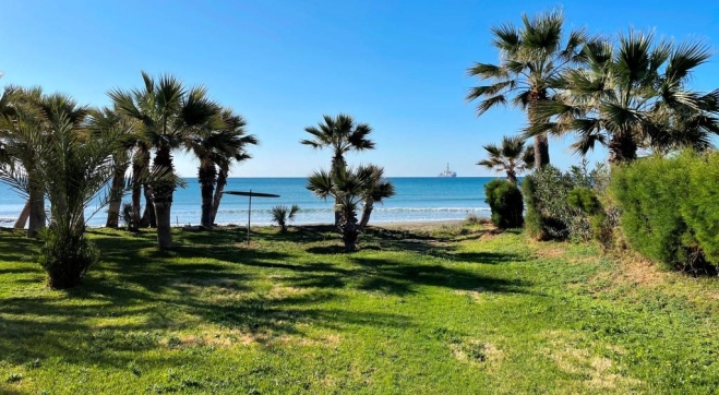 Large 2 bed ground floor apartment with sea views for rent in Dhekelia road.