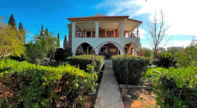 Large villa for sale in a huge land in Pervolia.
