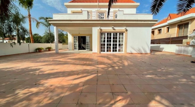 Large 3 bedroom villa for sale in Kiti with huge garden.