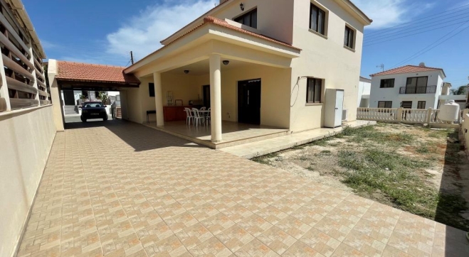 Large corner 5 bedroom villa for sale in Alethriko.