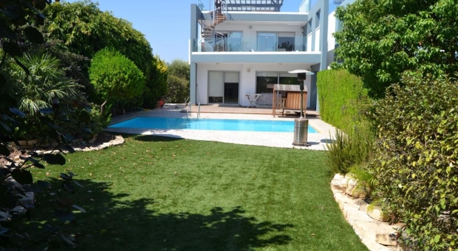 Luxury ground floor apartment with pool for rent in front of Faros beach.