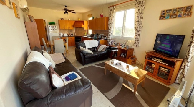 2 bed flat for sale in Pervolia.