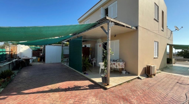Detached house with sea views close to the beach for sale in Pervolia. 