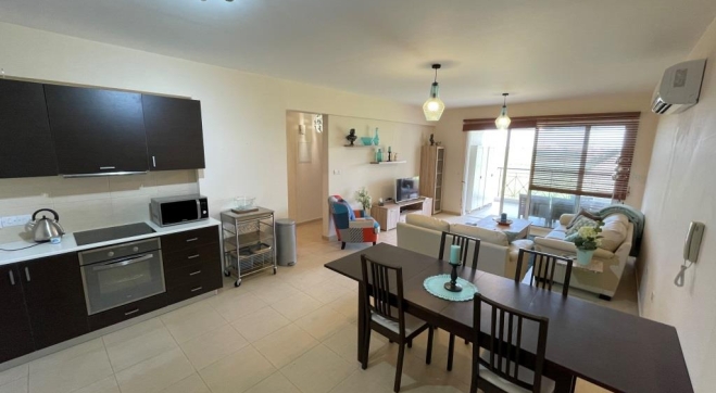 Large 3 bedroom flat for sale in Meneou.