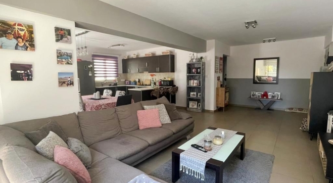 Large 3 bed 2 bath flat for sale in Pervolia village.
