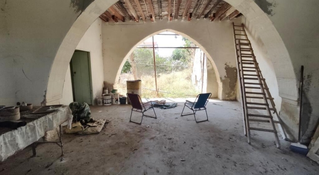 Traditional 2 bed house with large garden for sale in Pervolia.