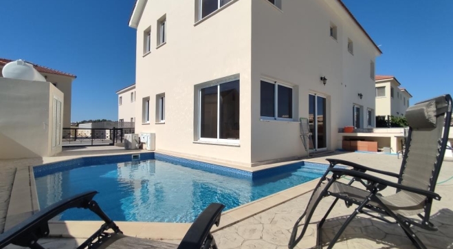 2 bedroom detached house with pool for rent in Tersefanou.