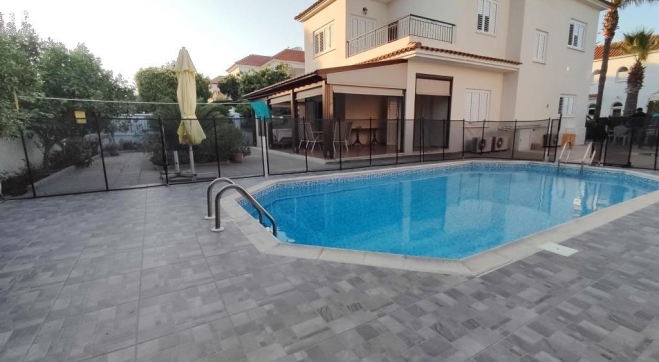 Four bed beach villa with pool for rent in Pervolia.