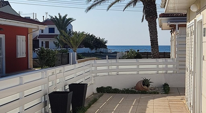 Cozy 2 bed beach bungalow for sale in Pervolia.