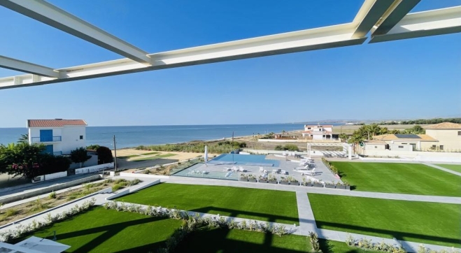 One bed Beach front penthouse in Pervolia