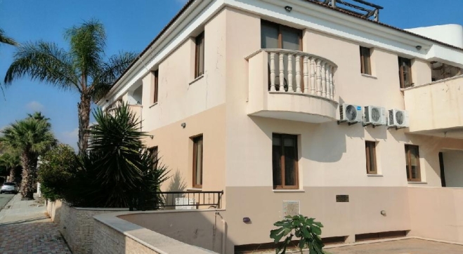 Spacious 2 bed 2 bath ground floor apartment for sale in Kiti.