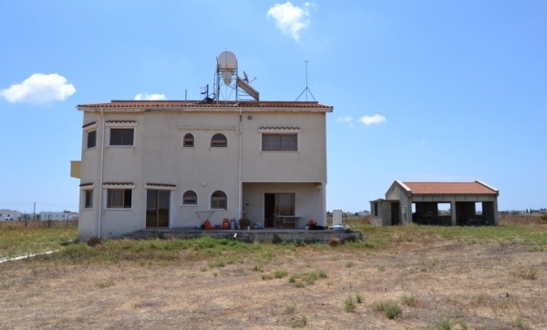 Large 4 bed house for sale in Dromolaxia