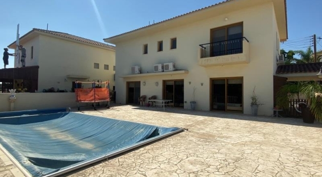 Large 3 bedroom house in Aradippou